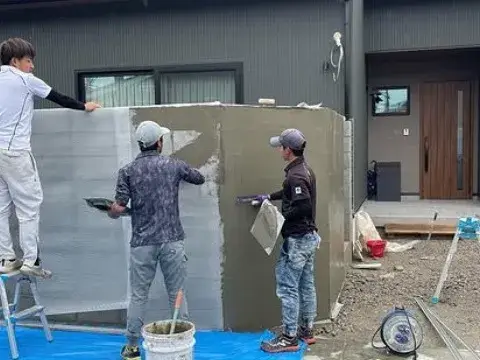 協力して外壁を塗っていきます。