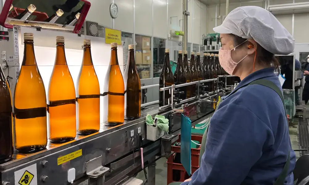 【残業ほぼなし/土日祝休み】焼酎工場のびん詰めラインでの検査・包装スタッフ募集！子育て中の方も多数活躍中！