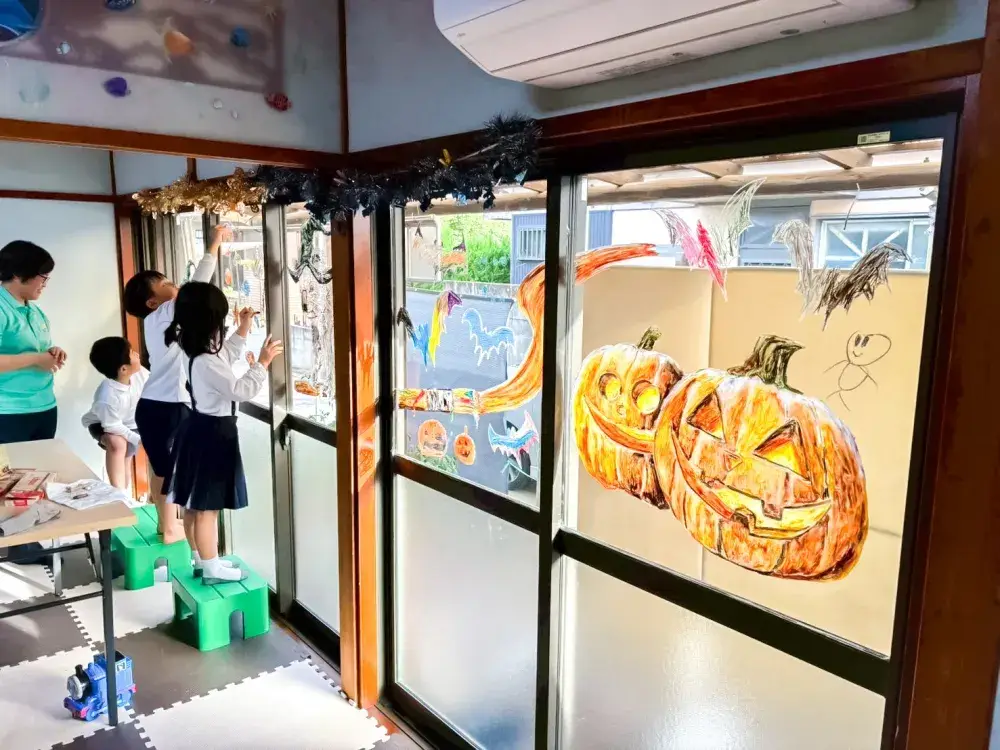 水泳と絵画（工作、粘土、木材含む）で子供たちの成長をサポートします。