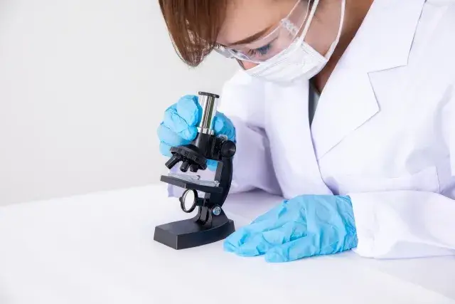 【座り仕事×空調完備×土日休み】未経験OK！サポート体制バッチリな職場での検査スタッフ募集