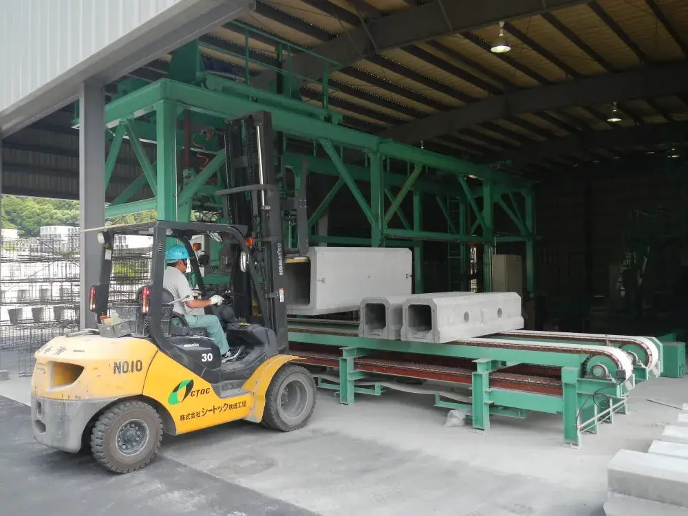 【休日出勤ほぼなし】リフト運搬・製品積込スタッフ／年休110日！月給20万円～！