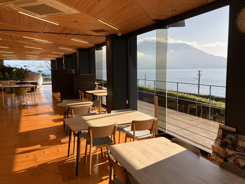 仙巌園の社員専用カフェテラス! 窓から見える桜島は絶景!  
