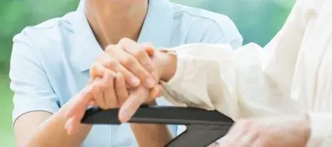 【65歳以上限定/嘱託】介護士・看護助手　シニア世代が活躍できる職場