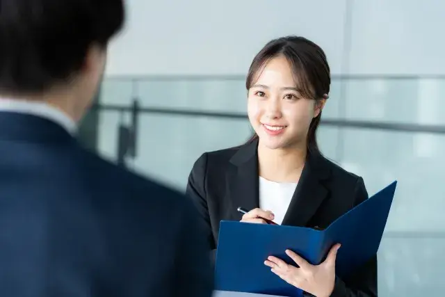 家族優先OK。今までの経験を活かしてみませんか？お休みもしっかり取れる鹿児島銀行の窓口スタッフ積極採用中！