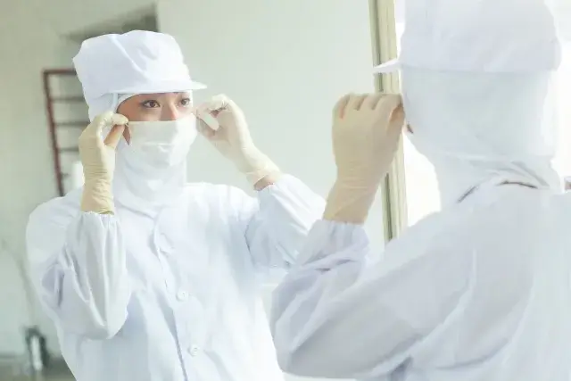 【短期・長期どちらでもOK】作業服クリーニング無料！未経験OKの食品製造スタッフ募集