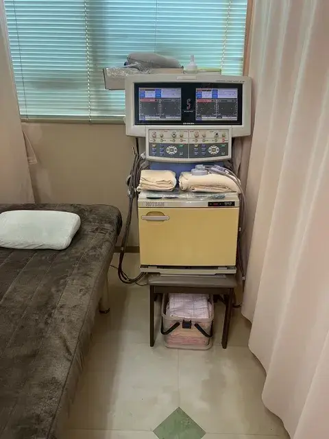 電気治療機器です。患者さんの筋肉をほぐし、血流を良くする治療などで使います。