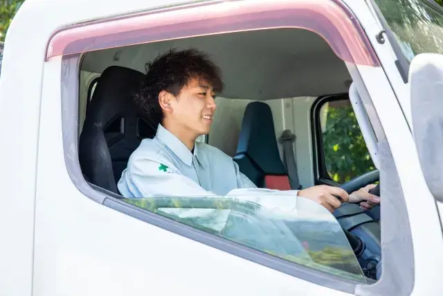 【資格を活かせる・未経験者歓迎】私生活との両立◎/日給制で働いた分だけ還元します/安定企業で安心スタート/大型ダンプ運転手募集