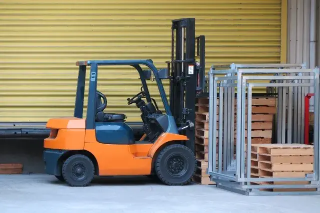 超高時給1,300円｜嬉しい土日祝休み｜日勤専属｜免許活かせる！リフトでお漬物を運んだり簡単なお野菜のカット作業