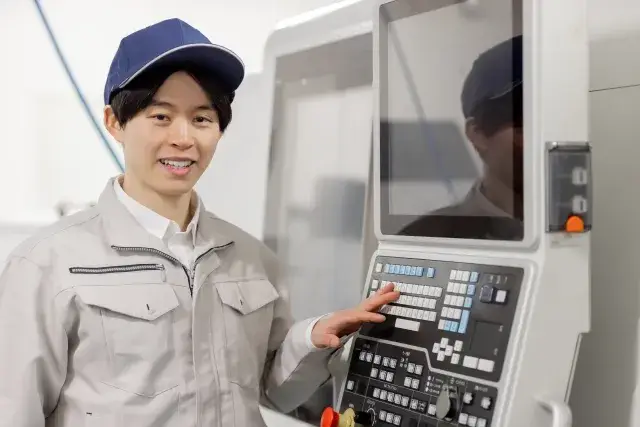 《人気の日勤帯×製造のオシゴト》未経験からチャレンジ！部品をセットしてタッチパネルの操作をするだけ！