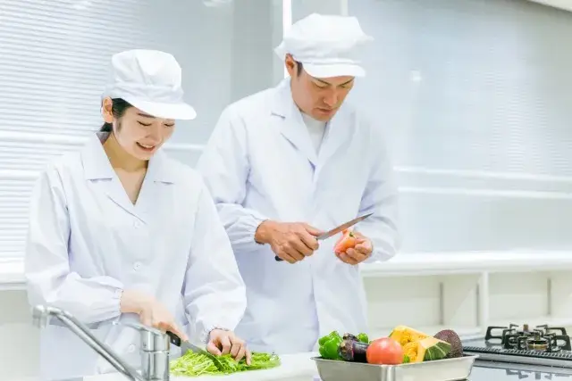 嬉しい土日祝休み｜5月迄の短期｜残業ほぼナシ｜未経験者大歓迎！お野菜の皮むきやカットなどの超カンタン軽作業