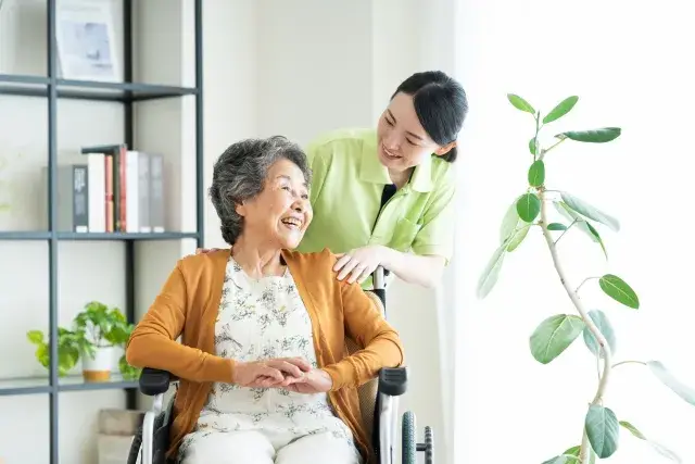 【介護付有料老人ホーム慈愛の郷/積極採用中】夜勤なし/残業少なめ/賞与年2.4ヶ月。腰を据えて介護に向き合える職場環境です