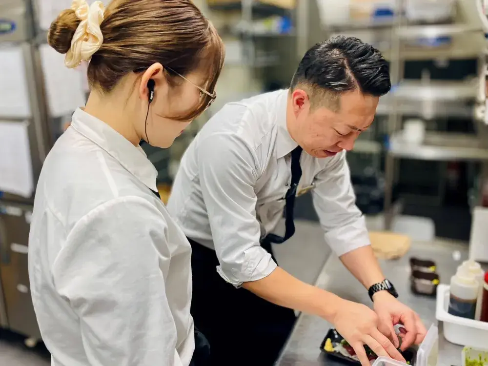 【積極採用中】充実した研修あり/駅より徒歩5分圏内/まかない有/正社員デビュー応援中/ホールキッチンスタッフ募集