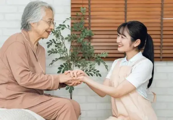 【正社員/充実の手当】病院勤務の介護福祉士募集｜夜勤月3回・年間休日109日・託児施設完備