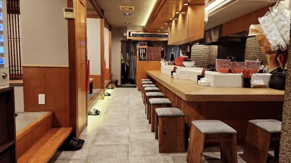 【天文館】未経験・経験者OK！移転リニューアルから1年のきれいなラーメン店での店内スタッフ募集