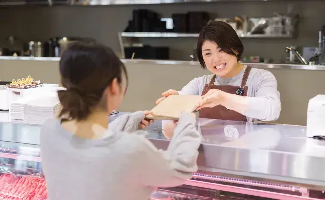 週1日～OK♪まかないあり◎お肉屋さんのレジ・販売スタッフ＜髪色自由＆未経験歓迎！＞