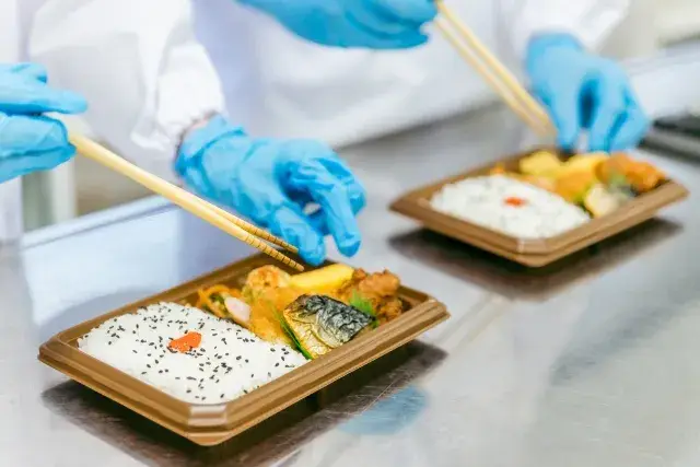 【扶養内勤務相談OK】家庭・私生活と両立◎｜20代～ミドル・シニア世代の方も活躍中｜時間帯選択可能｜お弁当の製造スタッフ