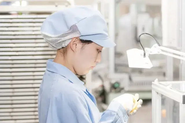 嬉しい土日祝休み｜初日から高時給1150円｜朝はゆっくりでOK｜綺麗な工場内での品質チェックやデータ入力作業