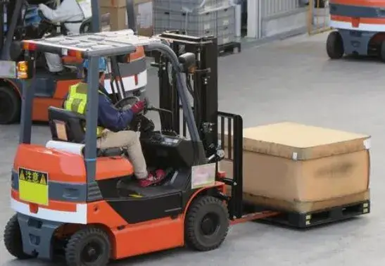 時給1,300円　フォークリフトオペレーター／土日祝休み　残業少なめ　【鹿児島市西別府町】