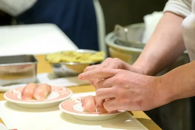 【あなたのライフスタイル＆ステージに合わせて！選べる働き方×安定収入が魅力】創業63年、最短1年で寿司職人へ。