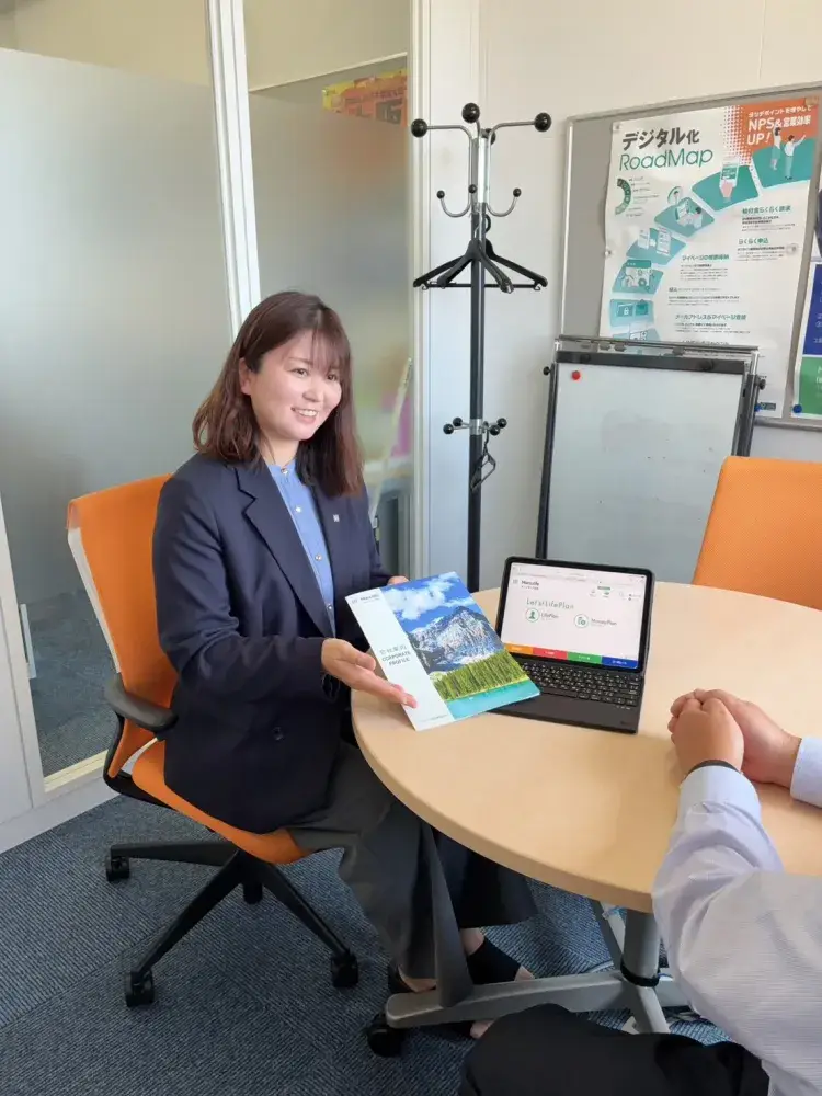 営業時はパンフレットやiPadを使用します！