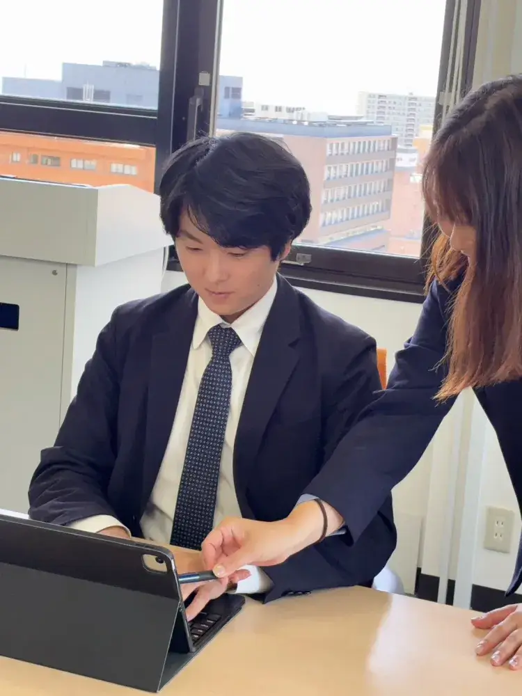 事務作業や業務の勉強も、支給されるiPadで行います。先輩スタッフが丁寧に教えるので安心です♪