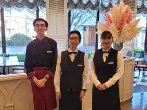 【夕方から勤務OK】嬉しい食事つき｜ホテルレストランの接客・配膳スタッフ募集｜WワークOK｜学生さん・フリーターさん・未経験歓迎
