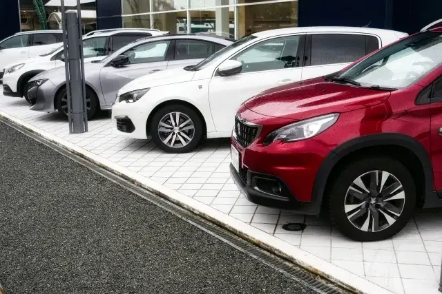 【時給1,300円】車好き必見！敷地内での車両移動メイン♪年間休日120日／日払い・週払いOK！
