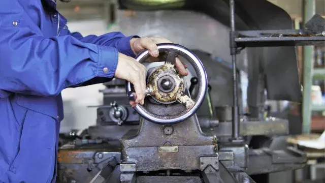 【日勤のみ×土日休み】未経験から技術が身につく金属部品加工スタッフ！正社員登用制度もあり長く働きたいという方に♪