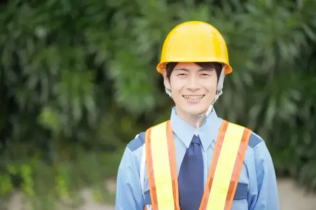 【日払い・週払いOK】日給11,400円～｜経験者優遇｜一般道路や工事現場の交通誘導のお仕事｜資格取得は全額会社負担