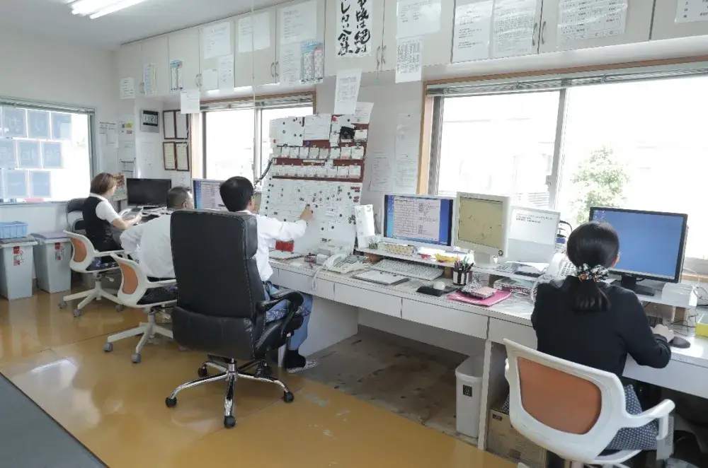 【月給25万円～】内勤・座り仕事中心／未経験から始める地域交通を支えるタクシー配車スタッフ募集！