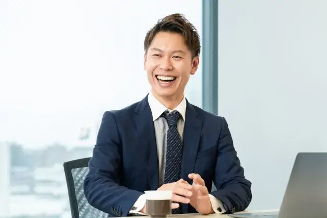 【17:30退社×土日祝休み】法人顧客フォローや営業・スタッフ管理のお仕事｜年間休日122日・土日祝完全休み｜未経験者歓迎