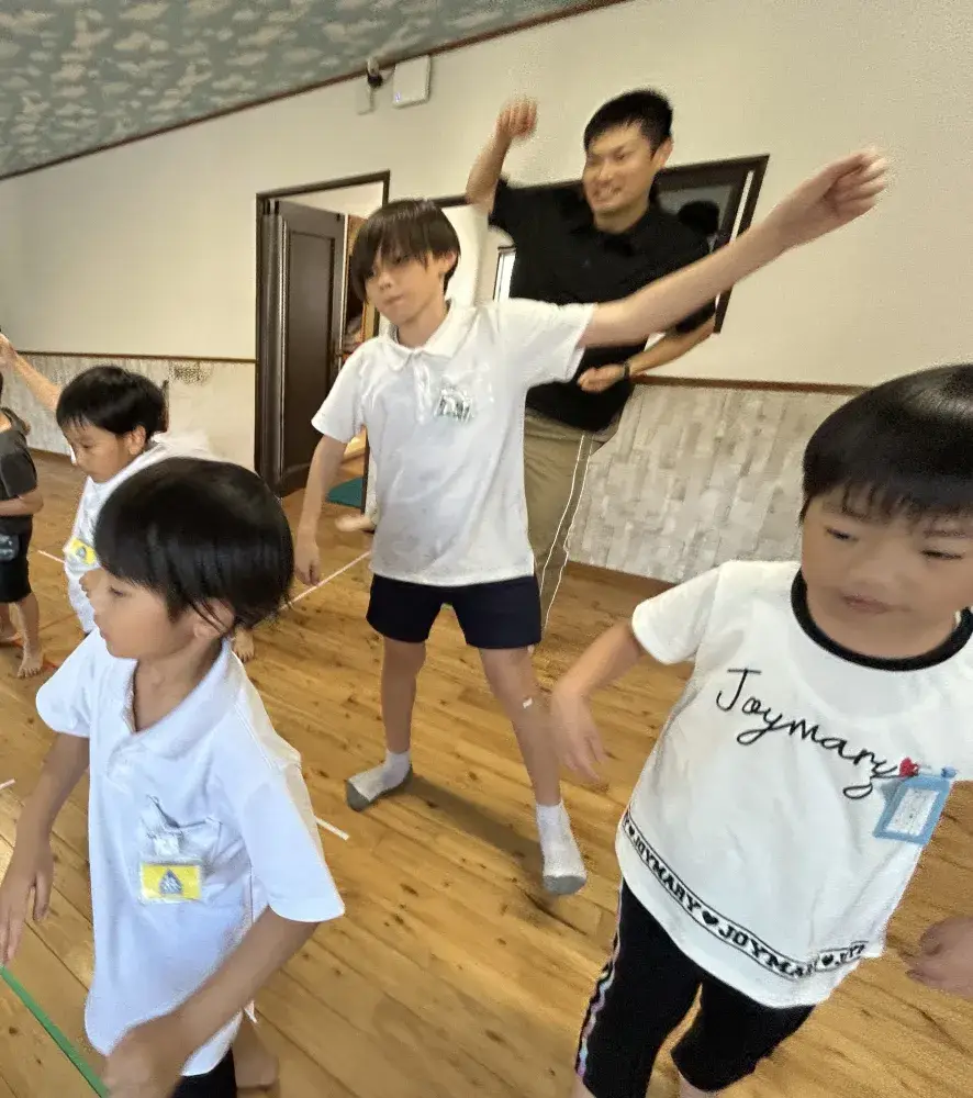 室内での様子！体を動かしたり、ダンスなども活動に取り入れています