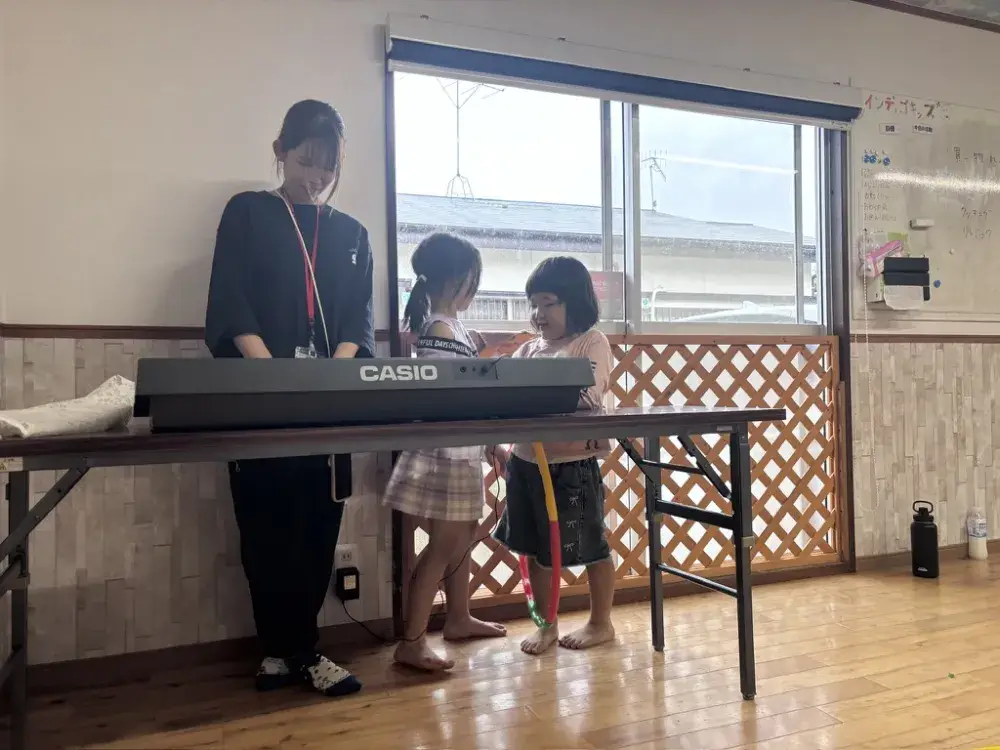 室内では音楽に触れたりする活動も♪