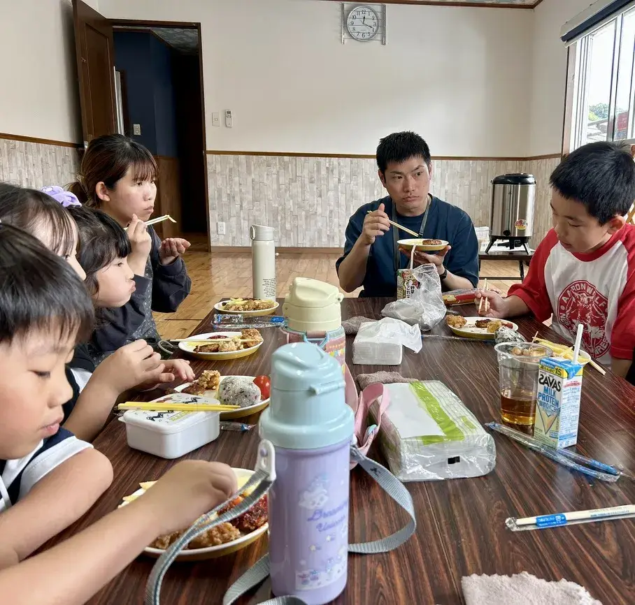 皆で食事をとり、和気あいあいとお喋りできる時間も！