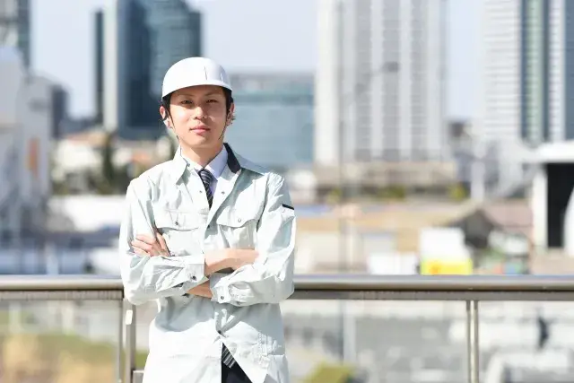 【未経験から正社員デビュー】月給30万円以上の現場管理スタッフ｜17時退社・残業ほぼなし｜現場作業より「管理」中心