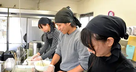 簡単な接客、調理補助のお仕事♪店内スタッフ募集！