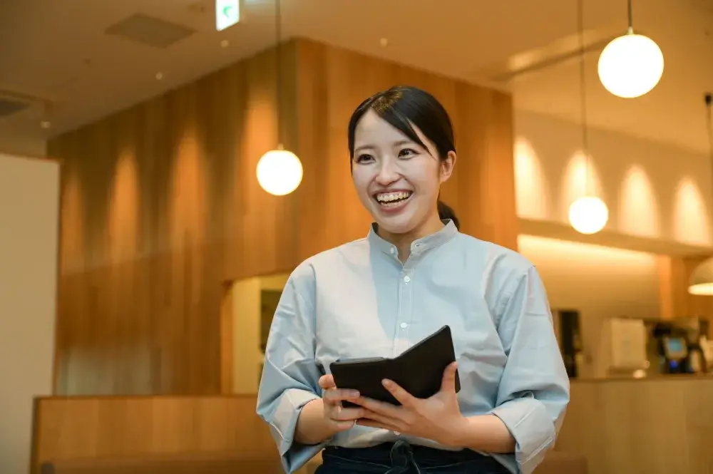 月給25.9万円～｜賞与年2回｜月9日休み ベーカリーレストランの店舗スタッフ