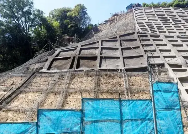 見習い歓迎！法面工事・土木作業スタッフ｜資格取得費用会社負担