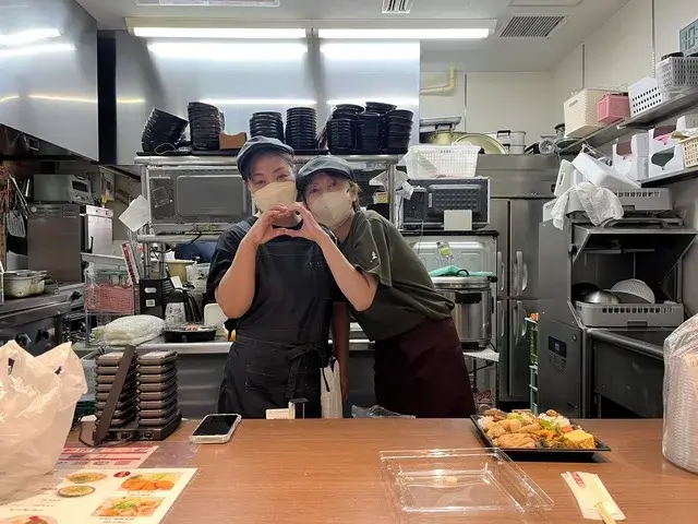 【時給1,170円～】フードコート内・ランチメインの飲食店キッチンスタッフ｜未経験歓迎｜週3日・1日5h～｜扶養内・WワークOK