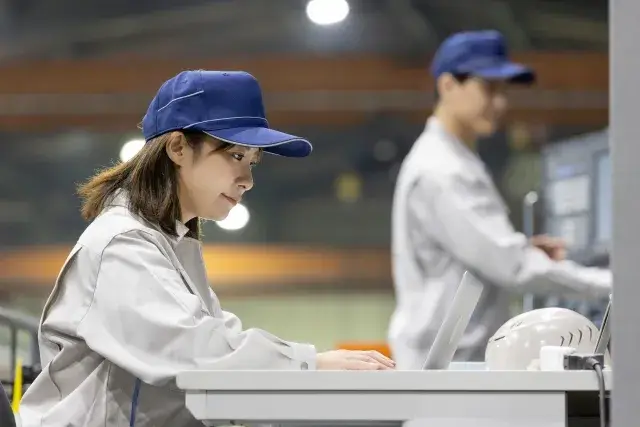 【土日祝休み×残業ナシ×時給1140円】日勤のみで工場内作業未経験の方もスタートできる電子部品の製造スタッフ募集！