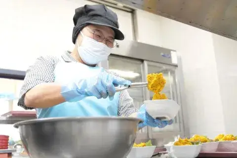 調理経験が無くても始められる！幅広い年代の方活躍可能