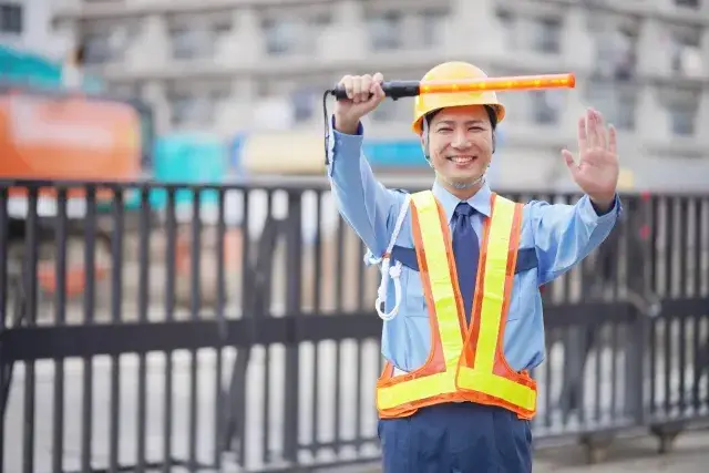 【入社祝い金6万円】早上がりでも日給保証｜日払い・週払いOKの交通誘導警備スタッフ