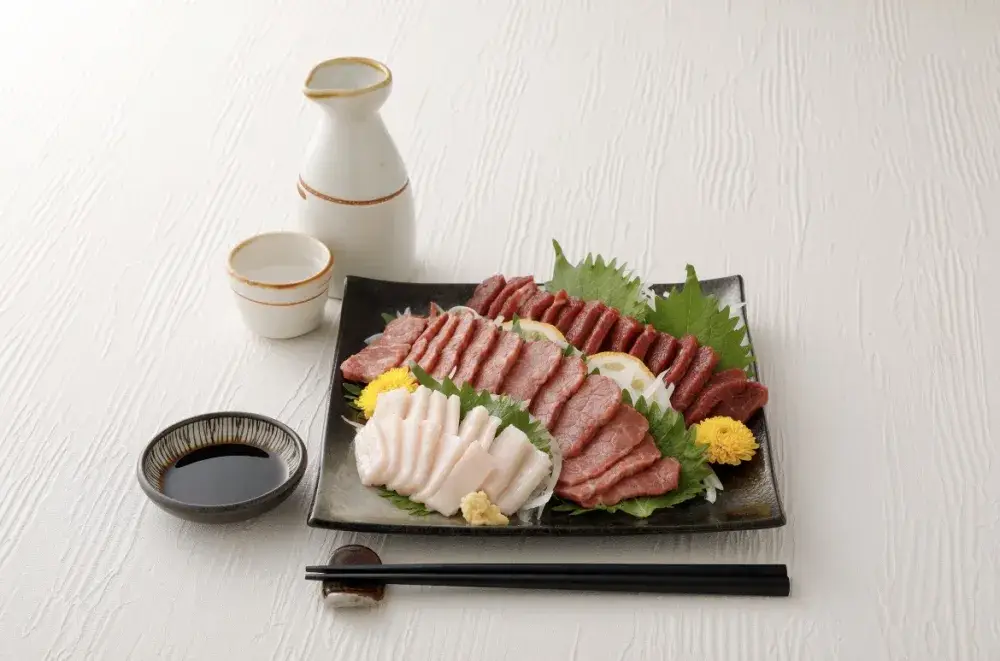 【創業40周年の安定企業】週4日勤務＆基本残業ナシ！／熊本の味を届ける！サービスエリア売店内での馬刺し販売スタッフ募集