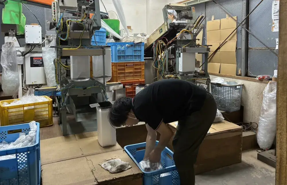 完成したおしぼりを箱詰めしていきます