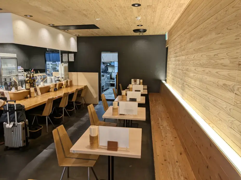 【残業ほぼなし×月8～9日休み】宮崎空港内の人気そば店でホール・調理補助スタッフ募集！未経験の方も活躍できる職場環境です♪