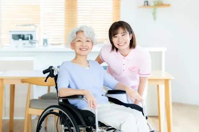 【資格・経験は必要なし！介護スタッフ募集】利用可能な託児施設あり◎ご家庭との両立も可能｜賞与合計3ヶ月分支給(前年度実績)