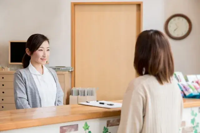 【木・日・祝休み(完全週休2日制)｜年間休日120日以上】未経験OKの歯科助手・受付スタッフ募集｜正社員・残業なし