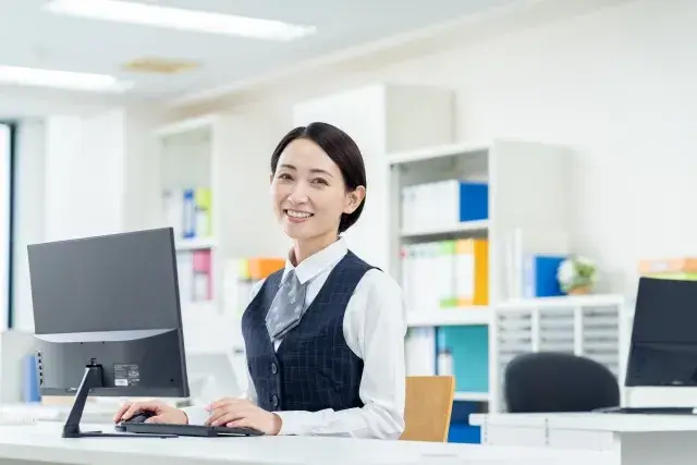 【17:15退社・基本残業ほぼなし】ご家庭と両立されているスタッフも在籍中！女性活躍中◎｜基本のPCスキルでOKな事務スタッフ