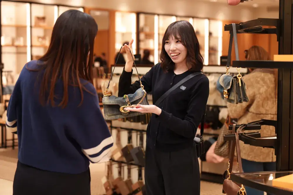 【2027年3月OPEN予定】COACHの販売スタッフ｜未経験歓迎・月給25万円～｜鹿児島アミュプラザ