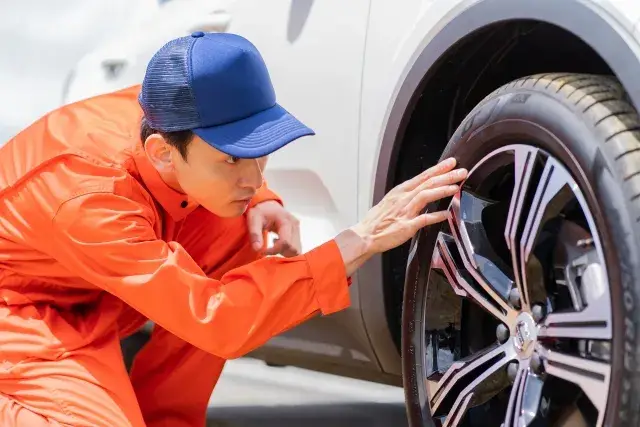 【無資格OK】車の点検・お客様対応が中心の巡回サービス整備士｜月給24万円～36万円（前職給与1年間保証あり）｜入社祝金最大10万円